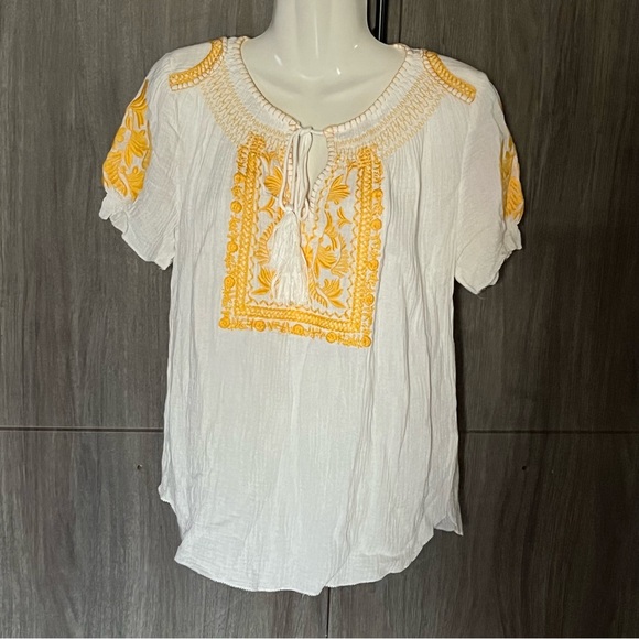 Clarte Claire Embroidery Detail Top - Picture 3 of 11